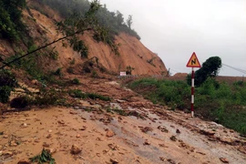 Mưa liên tục kéo dài khiến nhiều tuyến đường trên địa bàn tỉnh Bắc Kạn như Quốc lộ 3B, tỉnh lộ 258, 258B bị sạt lở nghiêm trọng. (Ảnh: Đức Hiếu/TTXVN)