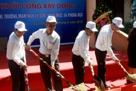 Chủ tịch Tổng Liên đoàn Lao động Việt Nam Đặng Ngọc Tùng và các đại biểu động thổ công trình. (Ảnh: Phước Ngọc/TTXVN)