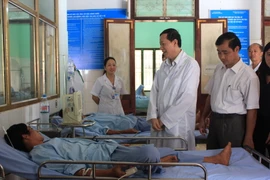 Đoàn công tác tỉnh Hà Giang thăm 20 bệnh nhân bị ngộ độc nấm lạ tại Bệnh viện Đa khoa huyện Yên Minh. (Ảnh: Hoàng Lan/TTXVN)