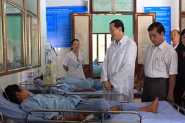 Đoàn công tác tỉnh Hà Giang thăm 20 bệnh nhân bị ngộ độc nấm lạ tại Bệnh viện Đa khoa huyện Yên Minh. (Ảnh: Hoàng Lan/TTXVN)