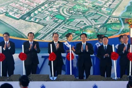 Thủ tướng Nguyễn Tấn Dũng và các đại biểu tham gia động thổ dự án VSIP. (Ảnh: Thanh Tùng/TTXVN)