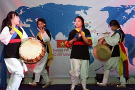 Tiết mục văn nghệ truyền thống của thanh niên thành phố Busan, Hàn Quốc biểu diễn. (Ảnh: Thanh Vũ/TTXVN)