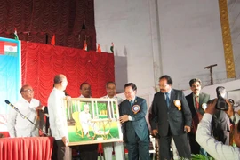 Chủ tịch VUFO tặng quà cho Tổng thư ký AIPSO. (Ảnh: Huy Bình-Đăng Chính/Vietnam+)