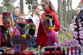 Các em nhỏ thích thú với đồ chơi truyền thống Việt Nam. (Nguồn: ĐSQ Việt Nam tại Na Uy)