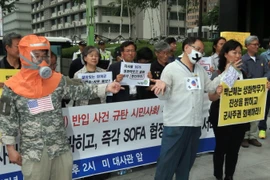 Người dân Hàn Quốc tuần hành phản đối Mỹ chuyển nhầm mẫu phẩm bệnh than tại Seoul. (Nguồn: Yonhap/TTXVN)