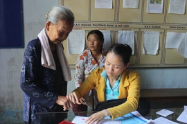 Cấp thẻ BHYT miễn phí cho người nghèo. (Nguồn: TTXVN)