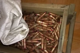 Bắt giữ xe khách chở gần 500 đầu đạn chứa thuốc nổ tại Quảng Nam