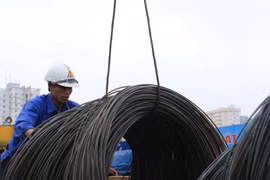 Thép xuất khẩu giảm mạnh trong khi thép nhập khẩu giá rẻ không ngừng tăng. (Ảnh: Tuấn Anh/TTXVN)