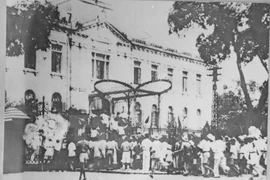 Nhân dân Thủ đô đánh chiếm Bắc bộ Phủ, cơ quan đầu não của chính quyền tay sai Pháp ở Bắc Bộ. (Nguồn: Tư liệu TTXVN)