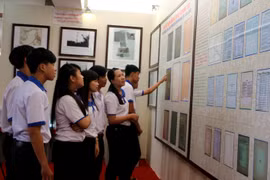 Học sinh trường THPT chuyên Vị Thanh, Hậu Giang, tham quan triển lãm. (Ảnh: Huỳnh Sử/TTXVN)