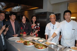 Đại sứ Việt Nam tại Nam Phi Lê Huy Hoàng và hai đầu bếp Việt tại Tuần lễ ẩm thực Việt Nam ở Nam Phi. (Nguồn: Vietnam+)