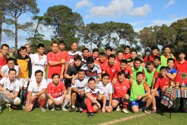 Các đội bóng chụp ảnh lưu niệm. (Ảnh: Đỗ Vân/Vietnam+)