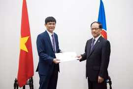 Đại sứ Nguyễn Hoành Năm và Tổng Thư ký ASEAN Lê Lương Minh. (Ảnh: Trần Hiệp/TXVN)