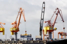 Bốc xếp hàng hóa tại Cảng Hải Phòng. (Nguồn: TTXVN)