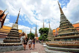 Khách du lịch thăm một ngôi đền ở thủ đô Bangkok, Thái Lan. (Nguồn: THX/TTXVN)