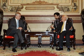 Chủ tịch UBND Thành phố Hồ Chí Minh Lê Hoàng Quân tiếp Công tước xứ York - Hoàng tử Andrew Vương quốc Anh. (Ảnh: Thanh Vũ/TTXVN)