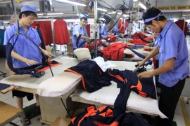 Công ty CP May Tiên Sơn Thanh Hóa chuyên may quần áo thể thao, áo sơmi và áo jacket xuất khẩu sang thị trường Hoa Kỳ và các nước khác. (Ảnh: Vũ Sinh/TTXVN)