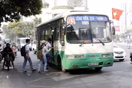 Hành khách đi xe buýt tuyến Công viên 23/9-Thạnh Lộc. (Ảnh: Hoàng Hải/TTXVN)