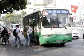 Hành khách đi xe buýt tuyến Công viên 23/9-Thạnh Lộc. (Ảnh: Hoàng Hải/TTXVN)