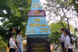 Mô phỏng cột mốc Trường Sa bồi đắp tình yêu biển đảo cho học sinh