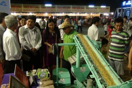 Thiết bị máy sấy lúa tại Hội chợ hàng Việt Nam chất lượng cao năm 2015. (Ảnh: Công Mạo/TTXVN)