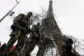 Máy bay không người lái tiếp tục xuất hiện trên bầu trời Paris 