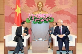 Phó Chủ tịch Quốc hội Uông Chu Lưu (phải) tiếp Chủ nhiệm Ủy ban phụ trách Bộ Hành chính công của Quốc hội Bangladesh Ashequr Rahman thăm Việt Nam ngày 18/9. (Ảnh: An Đăng/TTXVN)