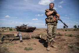 Binh sỹ Ukraine gác tại chốt quân sự gần làng Troitske, vùng Lugansk ngày 20/8. (Nguồn: AFP/TTXVN)