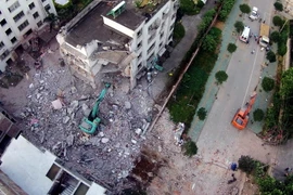 Một ngôi nhà bị phá hủy trong vụ nổ tại Liễu Thành ngày 30/9. (Nguồn: AFP/TTXVN)