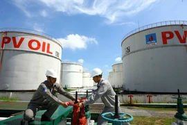 Vận hành hệ thống cung ứng xăng dầu tại PV Oil Nhà Bè, Thành phố Hồ Chí Minh. (Ảnh: Huy Hùng/TTXVN)