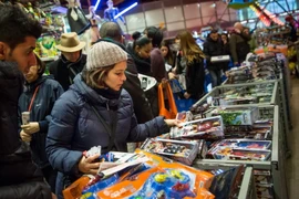 Khách hàng mua sắm tấp nập trong ngày vàng mua sắm tại cửa hàng ở New York . (Nguồn: AFP/TTXVN)