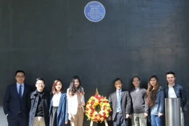 Du học sinh Việt Nam tại Anh dâng hoa Chủ tịch Hồ Chí Minh. (Ảnh: Lê Phương/Vietnam+)