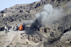 Khói bốc lên từ một kho vũ khí sau các vụ oanh kích của liên quân Arab xuống vùng núi Nuqom, Yemen ngày 15/10. (Nguồn: Reuters/TTXVN)