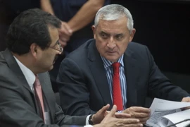 Cựu Tổng thống Otto Perez Molina (phải) tại tòa án ở thủ đô Guatemala City ngày 3/9. (Nguồn: THX/TTXVN)