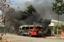Tiền Giang: Xe buýt đang đậu trên đường bất ngờ cháy dữ dội
