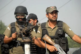 Binh sỹ Pakistan gác bên ngoài căn cứ không quân ở Peshawar. (Nguồn: THX/TTXVN)