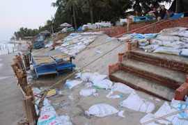 Đoạn xói lở ngày càng ăn sâu vào khu vực kinh doanh của người dân. (Ảnh: Trần Lê Lâm/TTXVN)