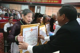 Lãnh đạo tỉnh Thừa Thiên-Huế trao tặng danh hiệu Bà mẹ Việt Nam Anh hùng cho các mẹ và đại diện gia đình. (Ảnh: Tường Vi/TTXVN)