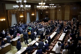 Các nghị sỹ tại phiên bỏ phiếu về dự luật an ninh tại Ủy ban đặc biệt của Thượng viện ở Tokyo ngày 17/9. (Nguồn: Reuter/TTXVN)