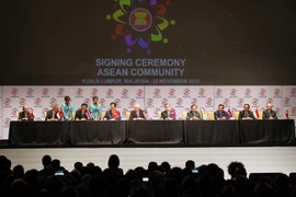 Các nhà lãnh đạo ASEAN tại lễ ký. (Ảnh: Đức Tám/TTXVN)