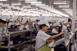 Sản xuất điện thoại di động tại Công ty Samsung Việt Nam Thái Nguyên. (Ảnh: Danh Lam/TTXVN)