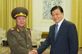 Ông Choe Ryong Ha (trái) và ông Lưu Vân Sơn tại Trung Quốc tháng 5/2013. (Nguồn: THX/TTXVN)