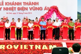 Thủ tướng Nguyễn Tấn Dũng và các đại biểu cắt băng khánh thành nhà máy. (Ảnh: Đức Tám/TTXVN)