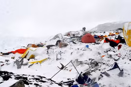 [Video] Vụ lở tuyết kinh hoàng tại trại căn cứ đỉnh Everest
