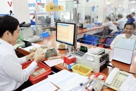 Khách hàng vay vốn tại VietinBank chi nhánh Cần Thơ. (Ảnh: Trần Việt/TTXVN)