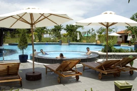 Du khách thư giãn trong hồ bơi khoáng ấm ở Trung tâm bùn khoáng Mũi Né, Bình Thuận. (Ảnh: Anh Tuấn/TTXVN)