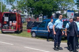 Cảnh sát Pháp phong tỏa khu vực xảy ra vụ chặt đầu ở nhà máy gas tại Saint-Quentin-Fallavier. (Nguồn: AFP/TTXVN)