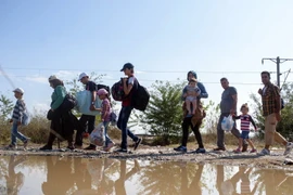 Người di cư tại thị trấn Gevgelija, Macedonia, sau khi qua biên giới Macedonia-Hy Lạp ngày 11/9. (Nguồn: AFP/TTXVN)