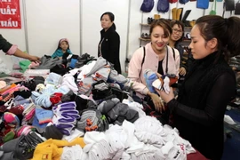 Khách tham quan mua sắm tại hội chợ. (Ảnh: Trần Việt/TTXVN)