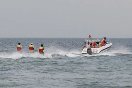 Thi lướt ván trên biển. (Ảnh: Văn Sơn/TTXVN)